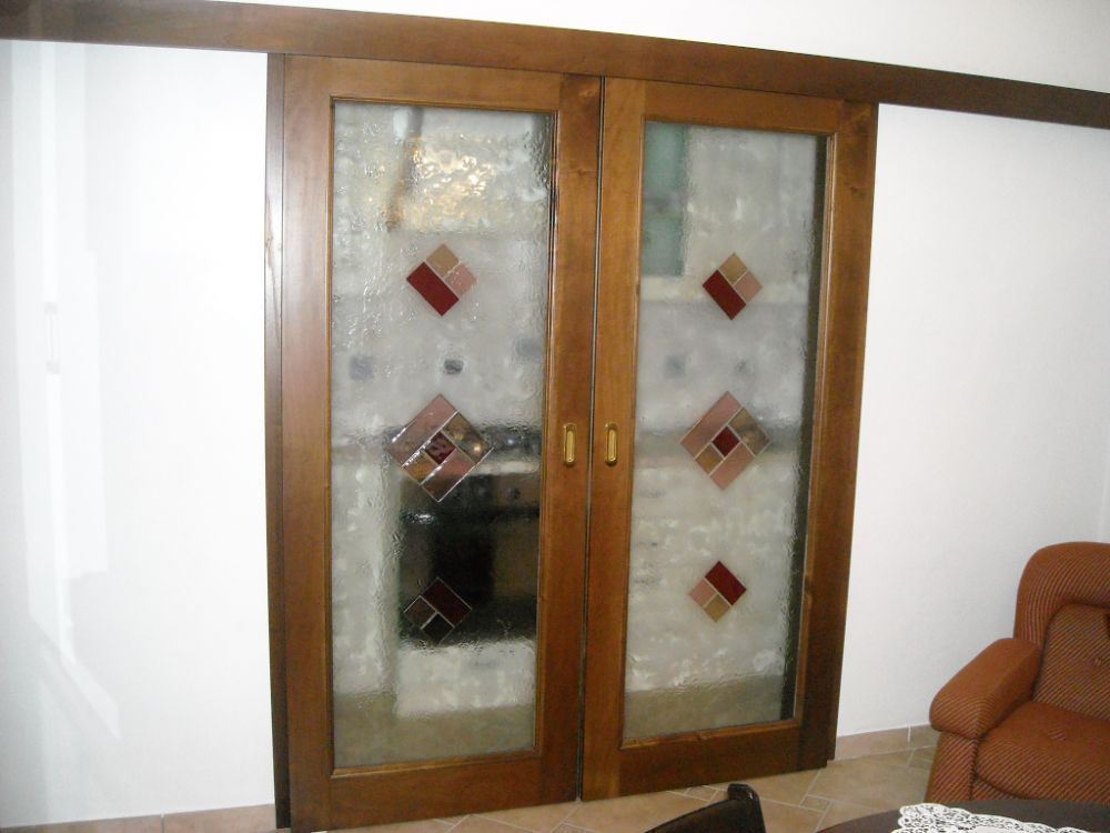 porta in vetro e legno per cucina