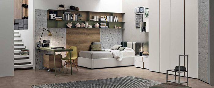 Una camera da letto moderna con letto, scrivania, libreria a muro e un ampio armadio, il tutto su un tappeto grigio.