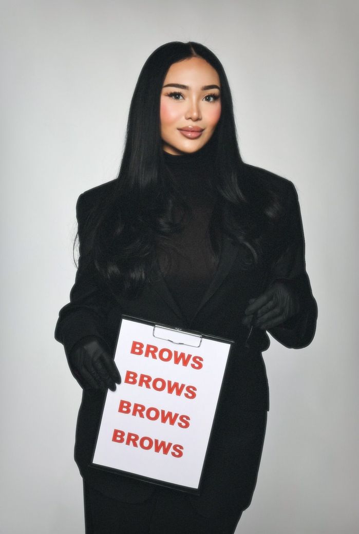 Eine Frau mit einer schwarzen Jacke und einer Kreuzkette