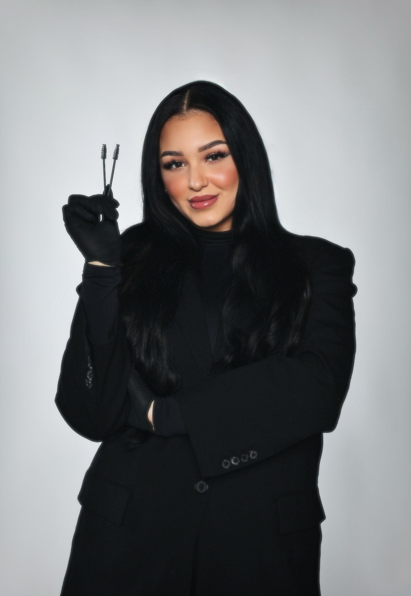 Eine Frau mit einer schwarzen Jacke und einer Kreuzkette