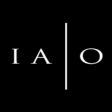 The letters ia and o are on a black background.