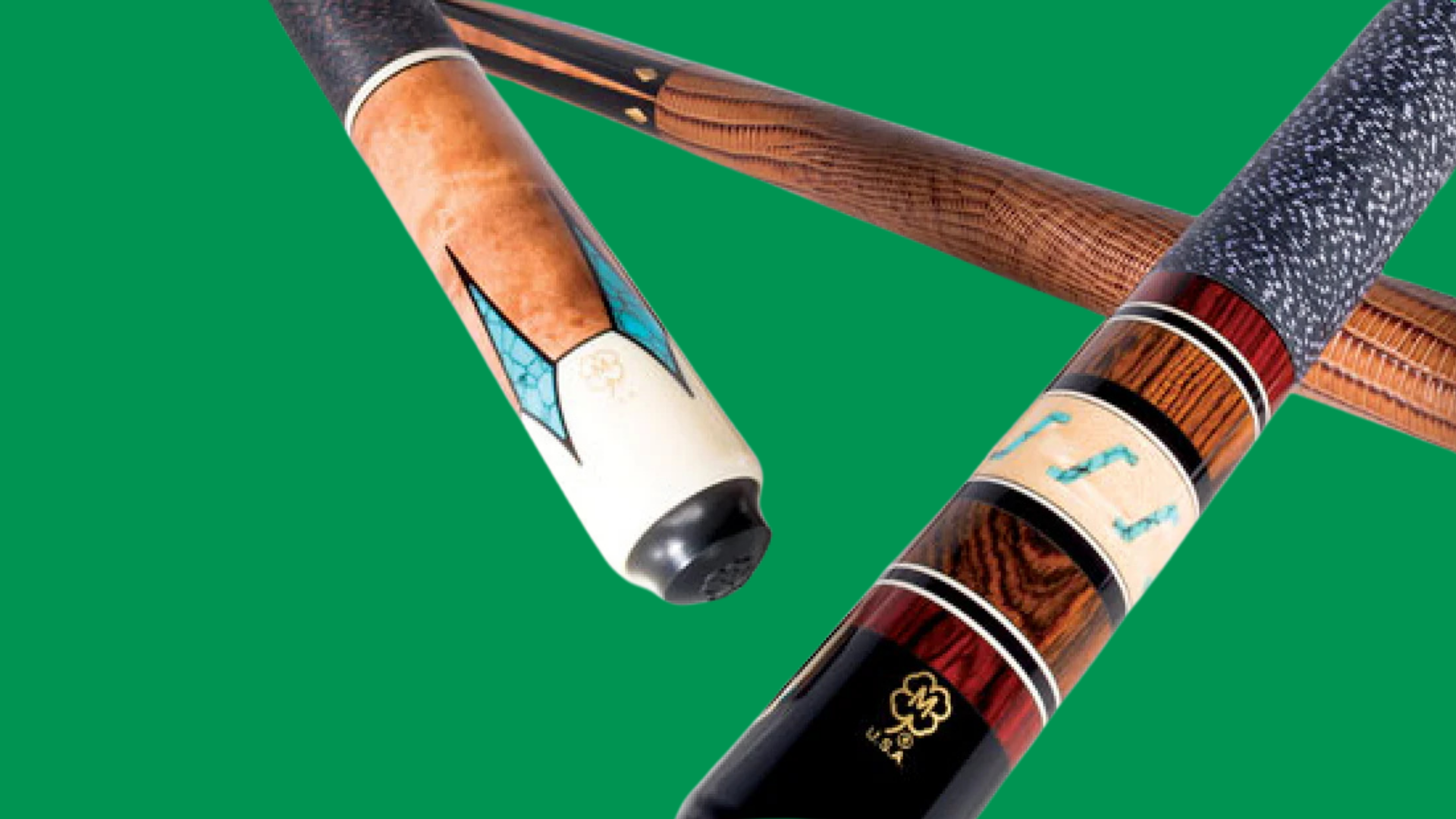 Drie biljartkeuen op elkaar gestapeld op een groene achtergrond.