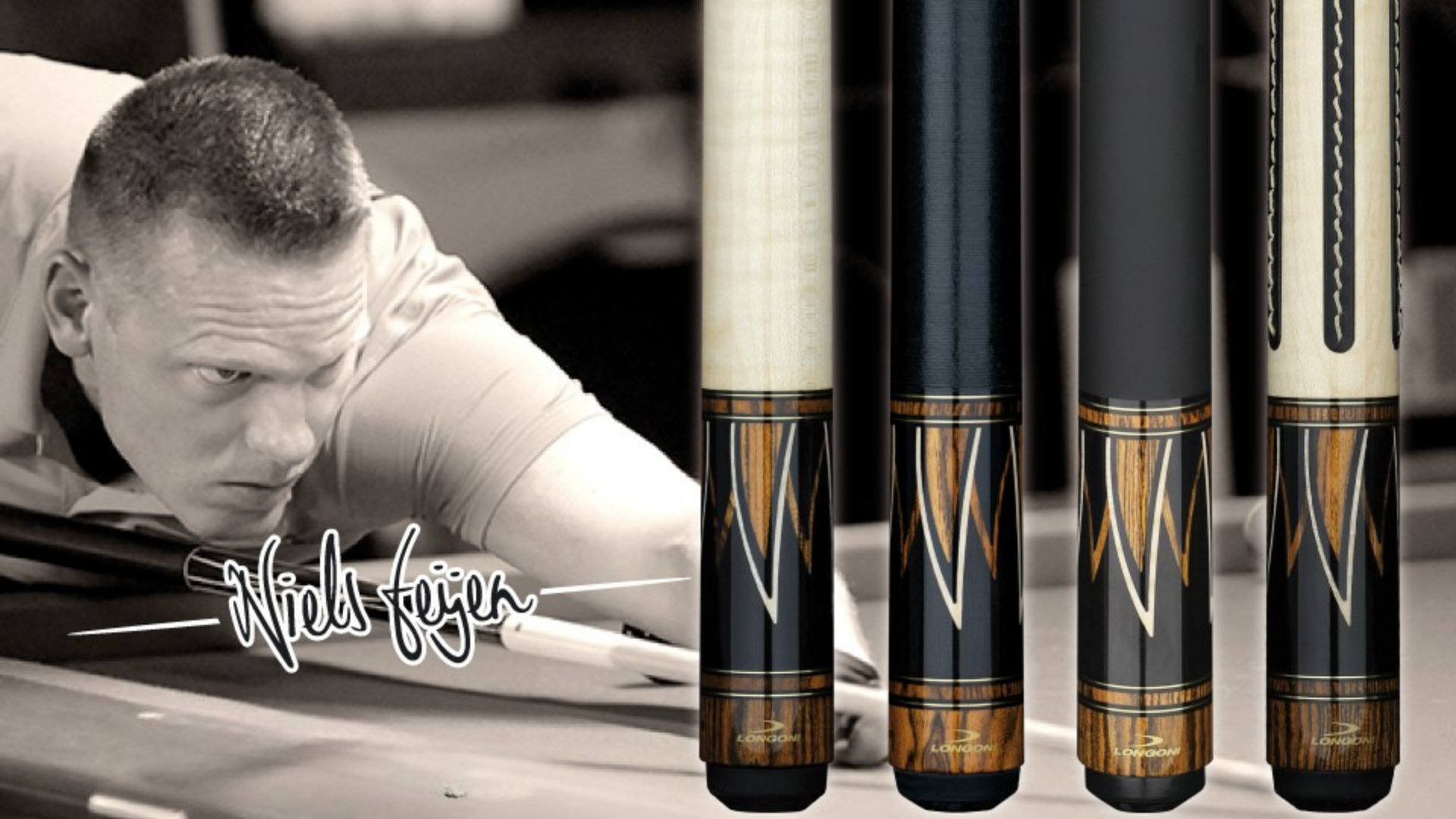 Een poolspeler richt met een keu, naast een verzameling poolkeu's met zwart-gouden designs.