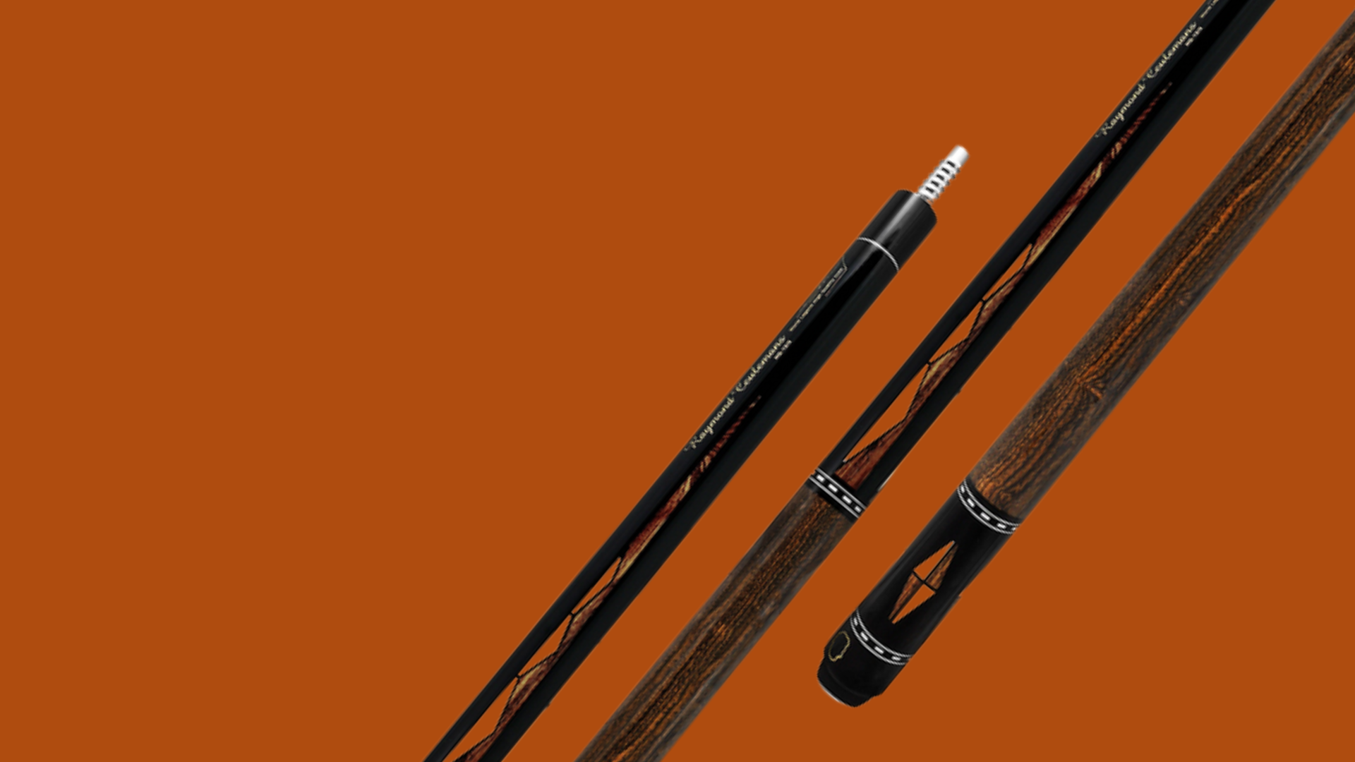 Drie poolkeuen tegen een oranje achtergrond, met houtnerf, donkere accenten en decoratieve inlegwerk.