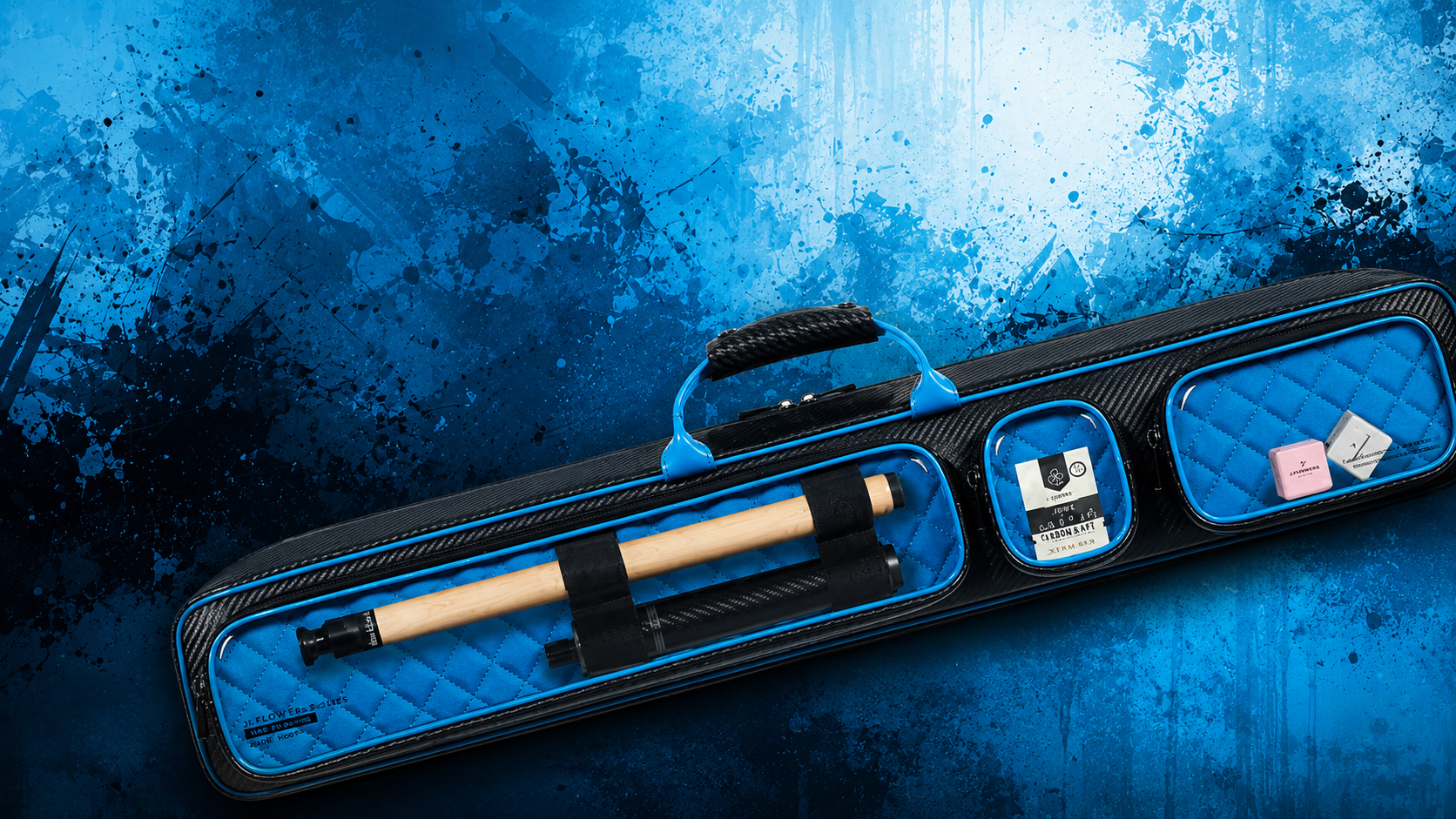 Een zwart-blauwe biljartkeu-etui, gedeeltelijk open, met een biljartkeu erin.