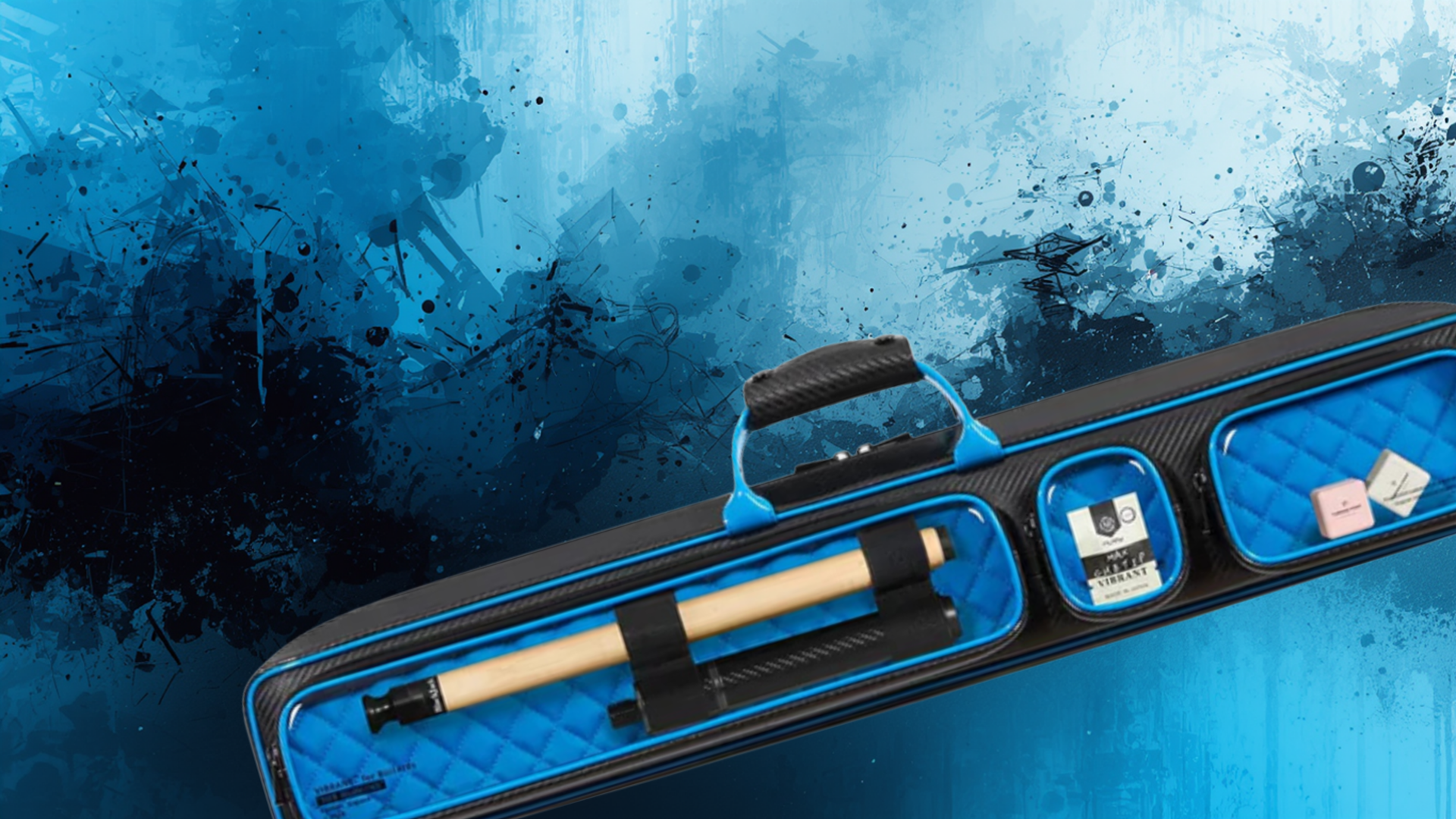 Een zwart-blauwe biljartkeu-etui, gedeeltelijk open, met een biljartkeu erin.