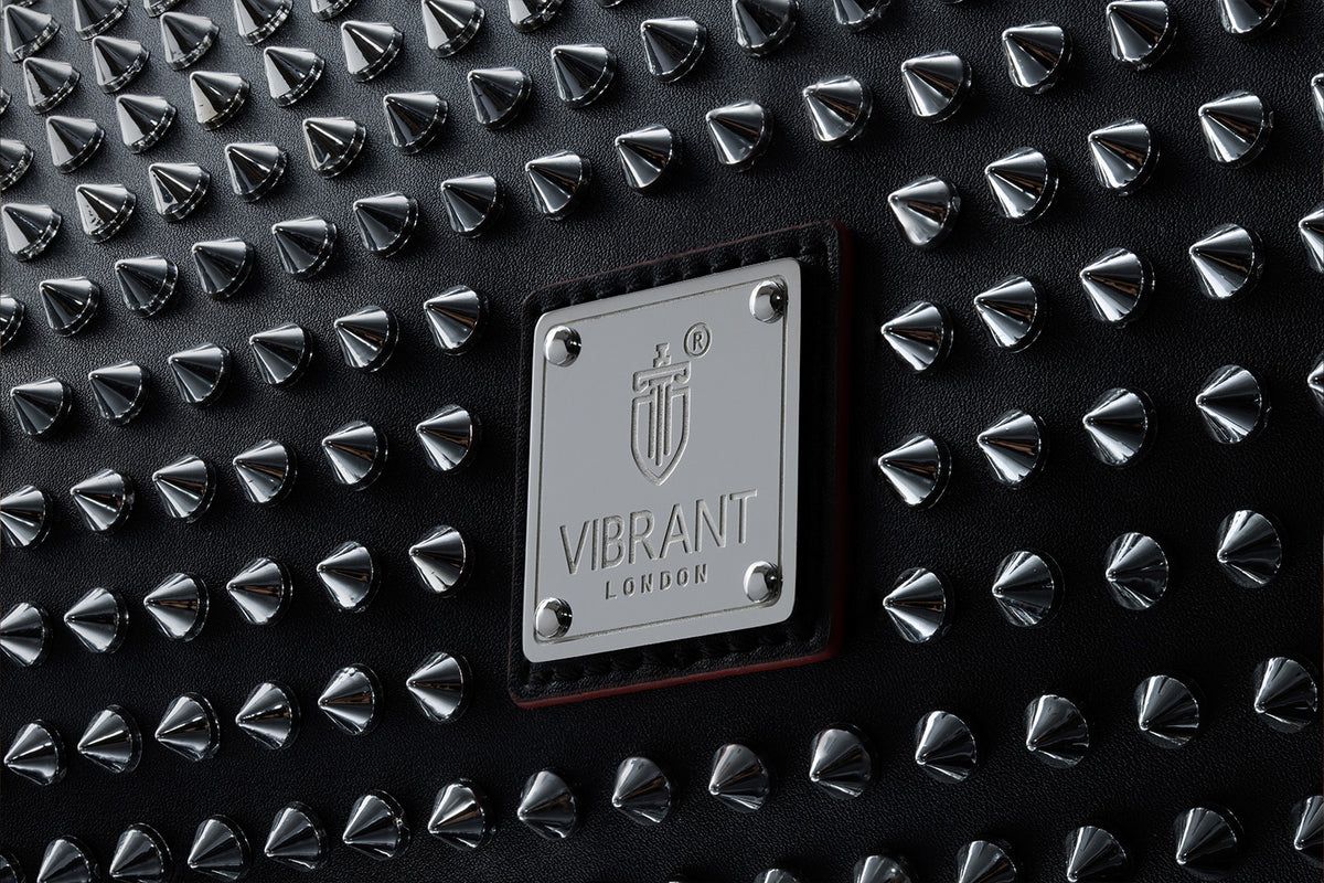 Een man en een vrouw spelen samen biljart.