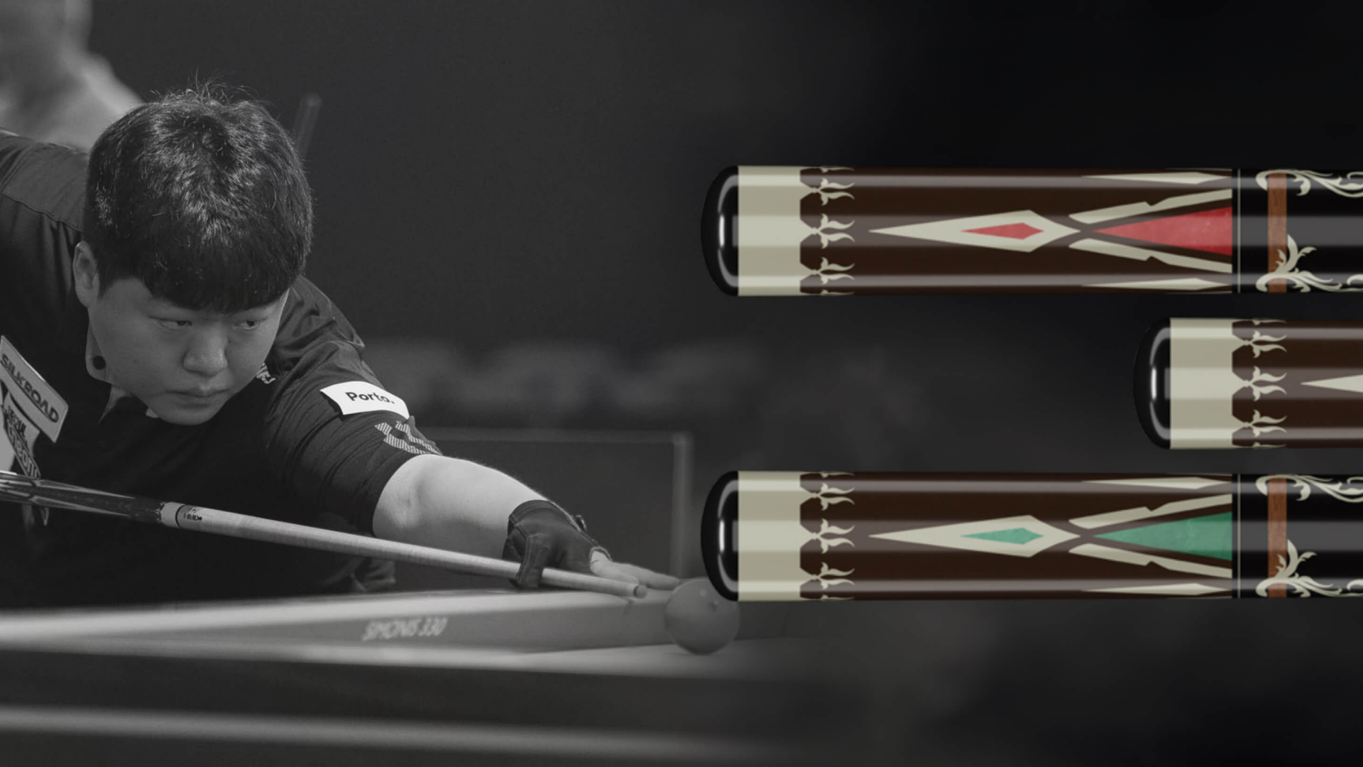 Een biljartspeler mikt; de keu is versierd met bruine en beige patronen.