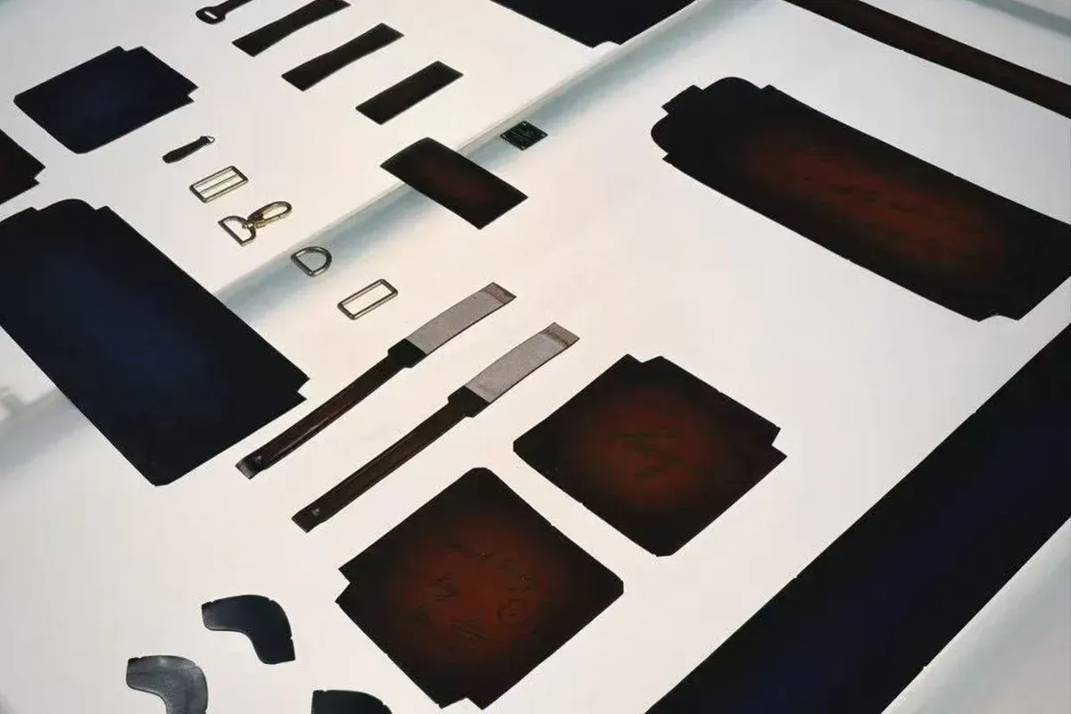 Een man en een vrouw spelen samen pool en lachen.