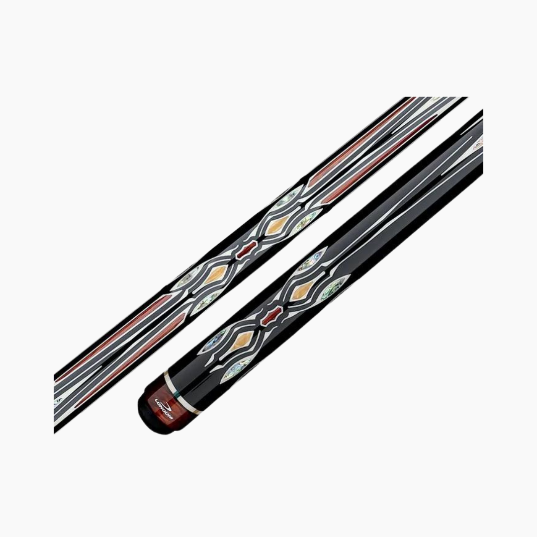 Een paar biljartkeuen met een ontwerp erop op een witte achtergrond.