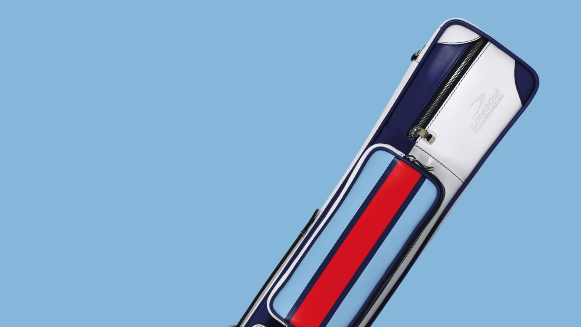 Een blauw, wit en rood gestreepte biljarttas op een blauwe achtergrond.