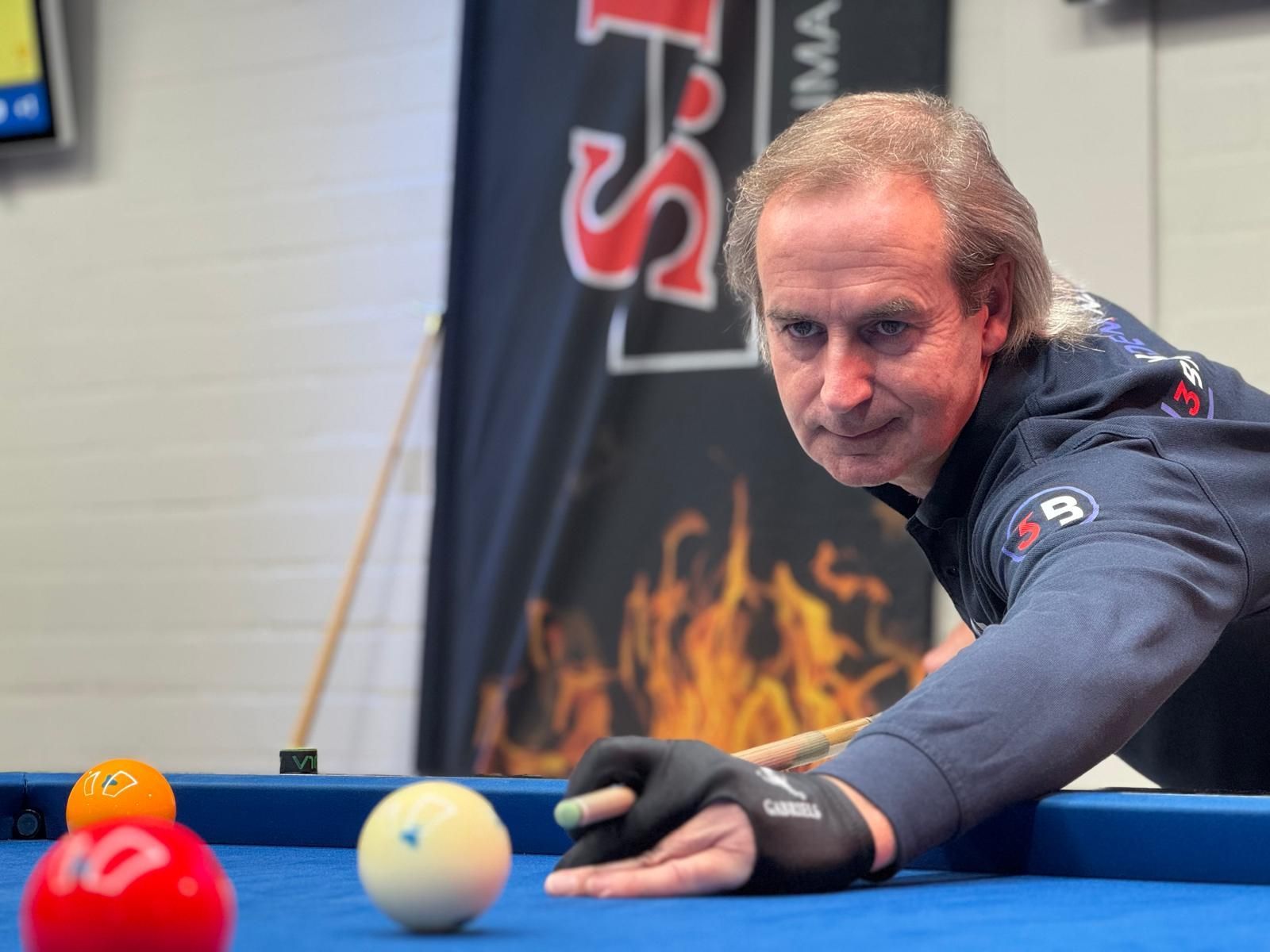 Een man en een vrouw spelen samen pool en lachen.