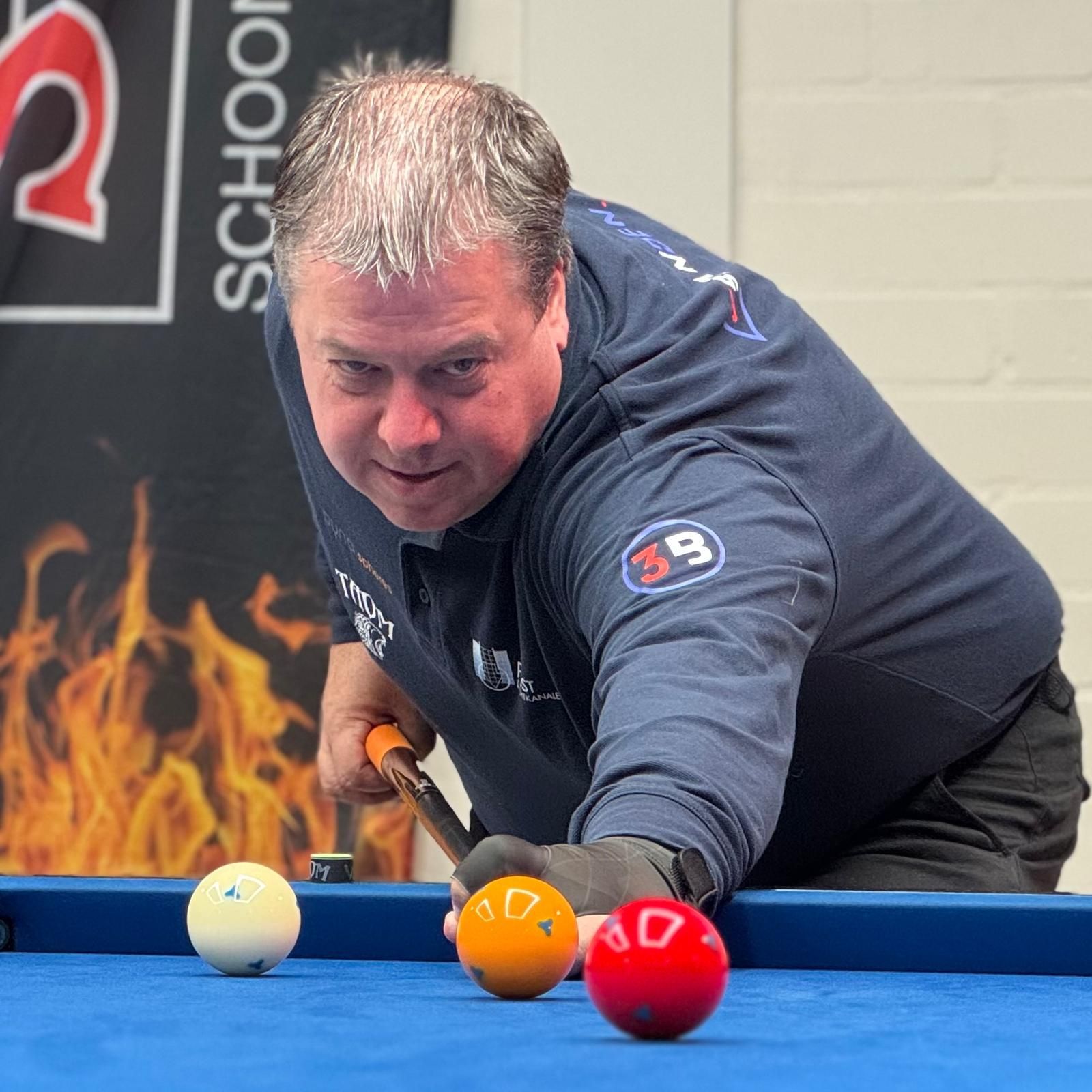 Een man en een vrouw spelen samen pool en lachen.