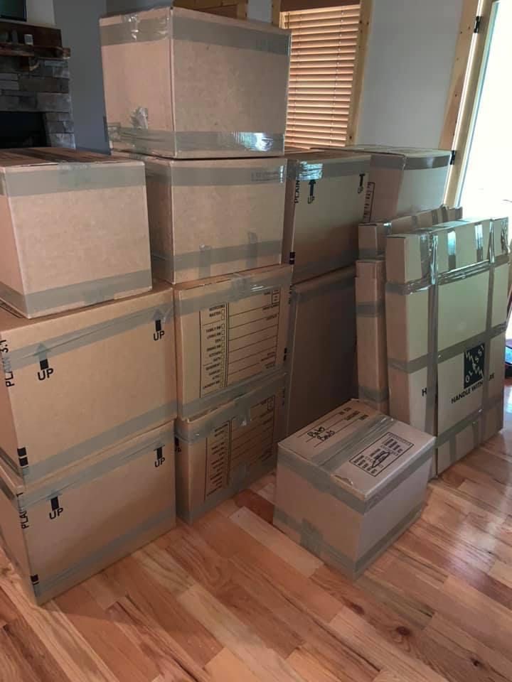 Delivery men loading cardboard boxes - Deep Gap, NC - Appalachian Moving & Storage Delivery men loading cardboard boxes - Deep Gap, NC - Appalachian Moving & Storage