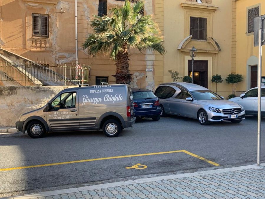 mezzi dell'agenzia funebre