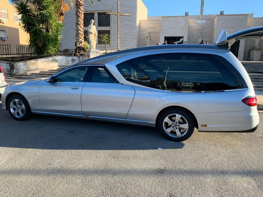 auto funebre dell'agenzia di onoranze funebri