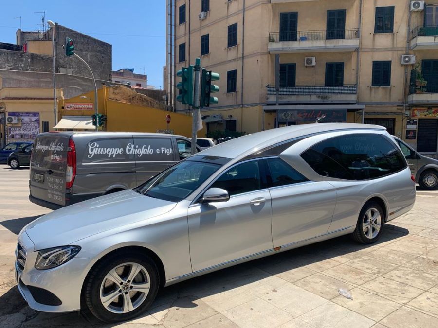 auto funebre dell'agenzia