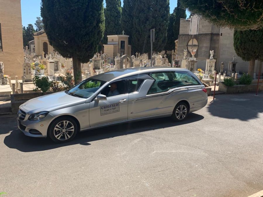 carro funebre dell'agenzia di onoranze funebri