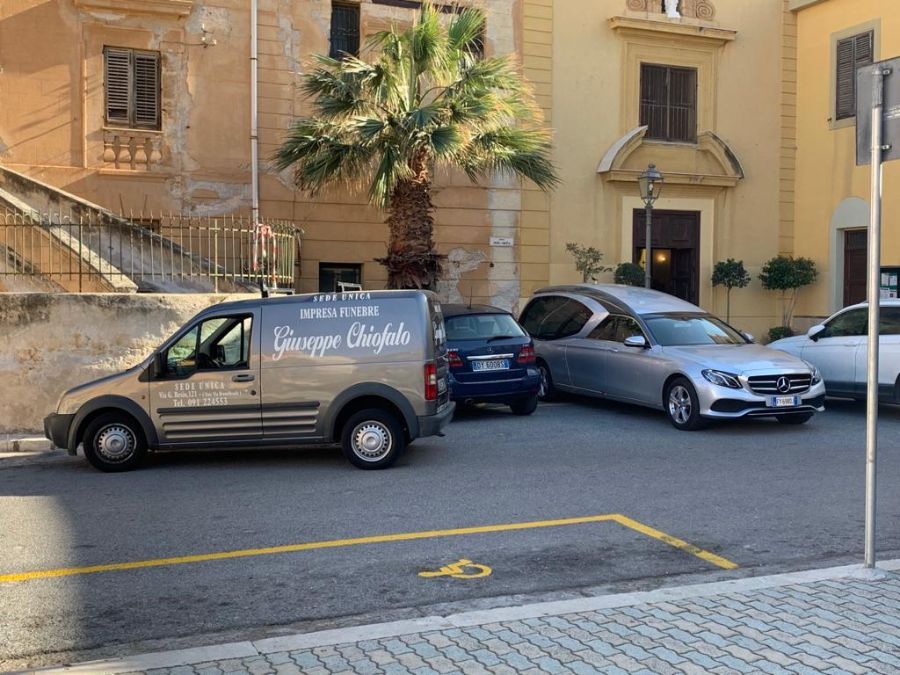 parco mezzi dell'agenzia di onoranze funebri