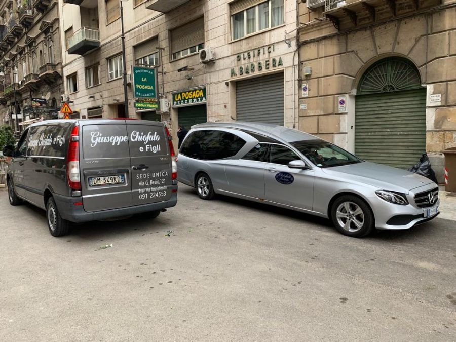 mezzi dell'agenzia di onoranze funebri