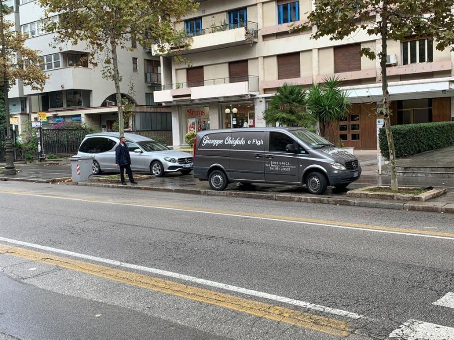 mezzi per il trasporto funebre dell'agenzia