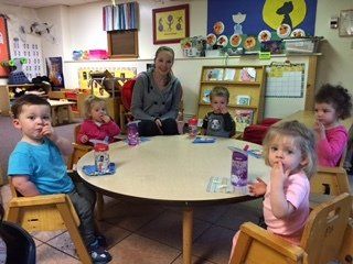 kids eating - Engaging Preschool in Merrimack NH