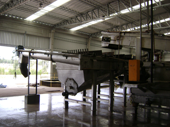 Una máquina grande está sentada dentro de un edificio.