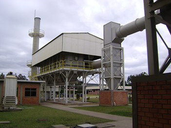 Un edificio grande con una chimenea encima