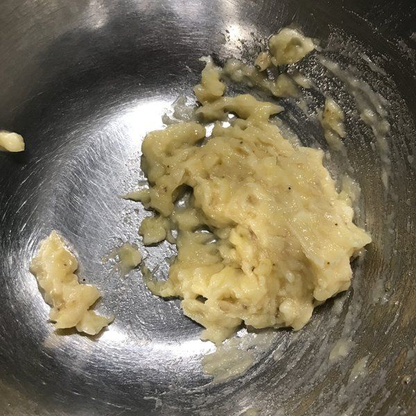 mashed banana in bowl