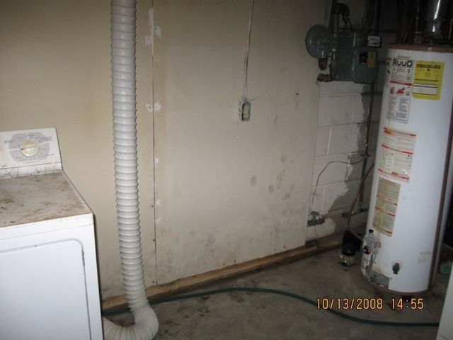 Wall With Slightly Mold — Lincoln, NE — A1 Mold Testing & Remediation