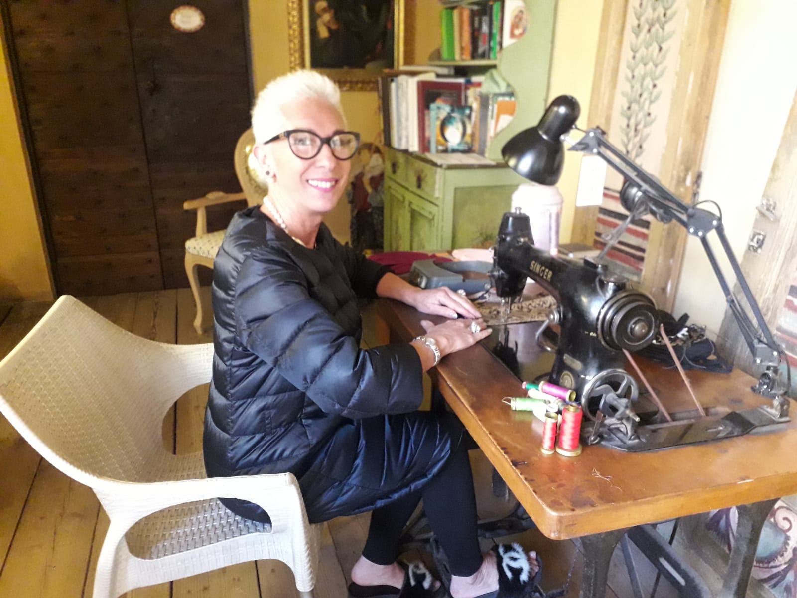 Tiziana Puglionisi mentre cuce