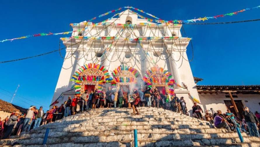 Un grupo de personas está de pie en las escaleras de una iglesia.