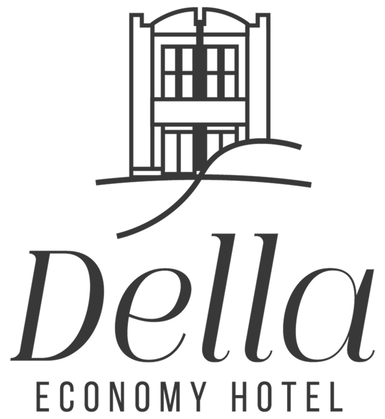 Logotipo do Della Economy Hotel apresentando uma ilustração em estilo linear de um edifício acima do nome do hotel em uma fonte serifada.