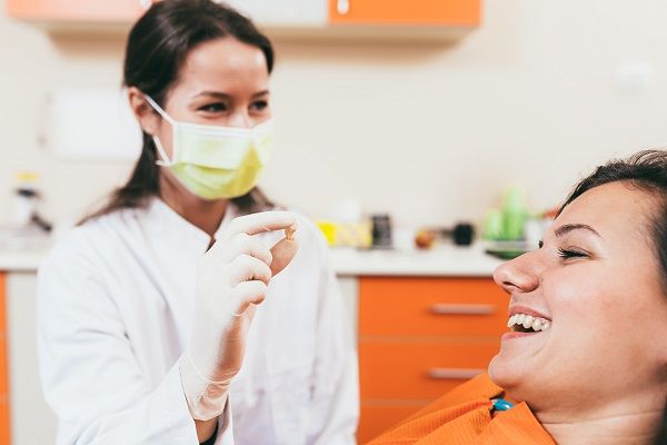 Tooth Replacement Options After a Visit to an Emergency Dentist
