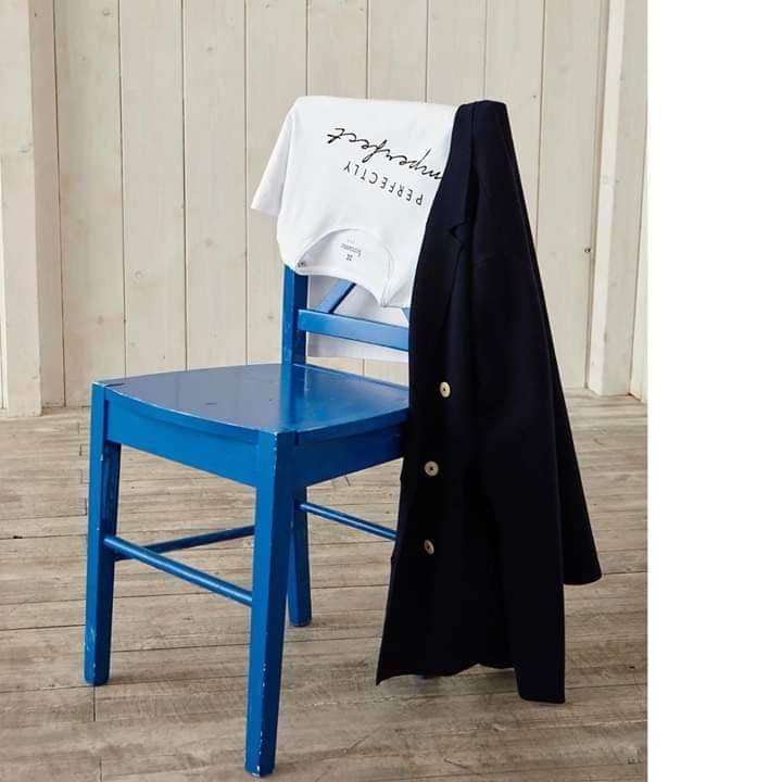 Giacca appesa a sedia blu