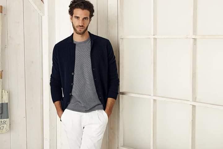 Ragazzo in pantaloni bianchi e camicia casual