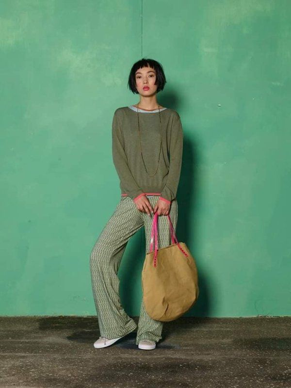 Ragazza in abbigliamento casual con borsa marrone