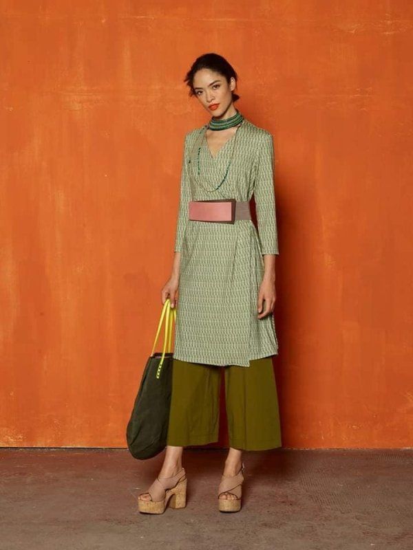 Giovane donna in abbigliamento casual