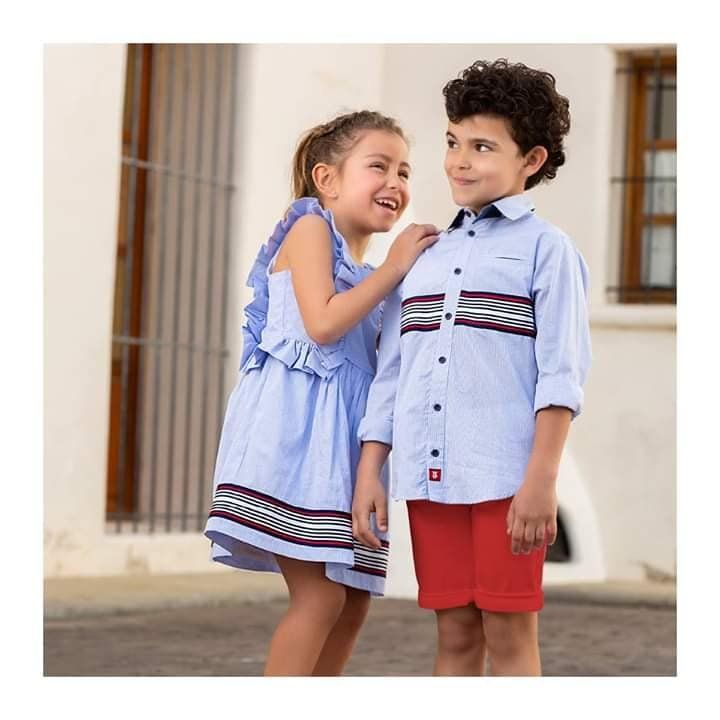 Due bambini in abbigliamento casual