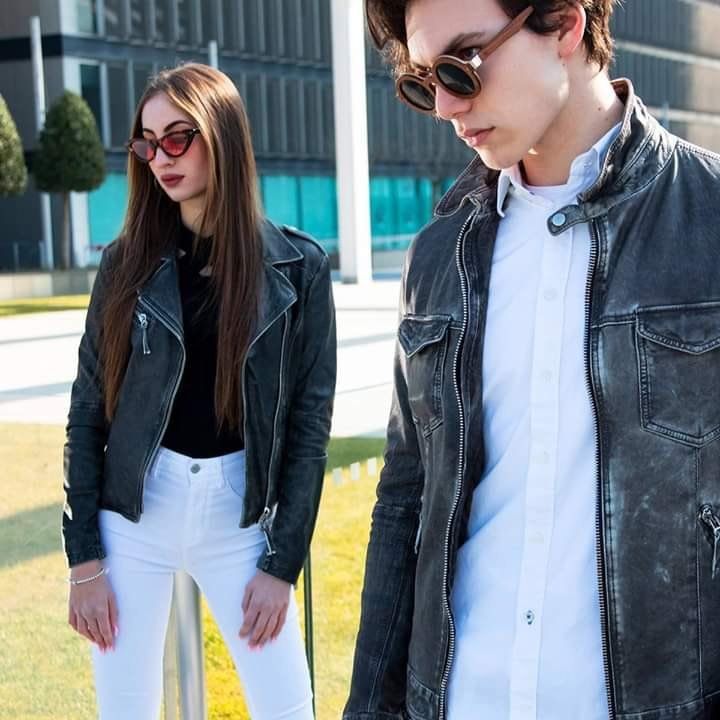 Giovani uomo e donna in abbigliamento casual