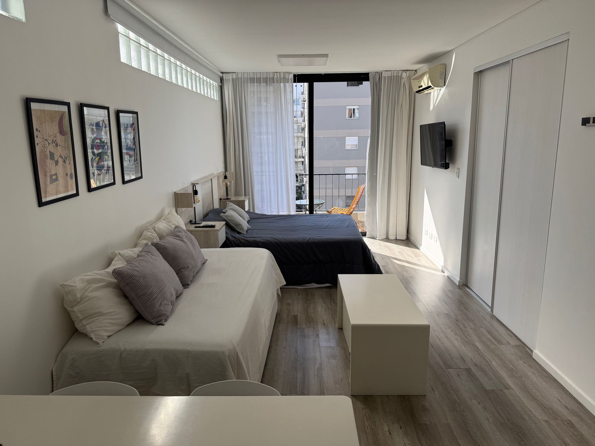 Vista general del apartamento clásico de Monroe Suites