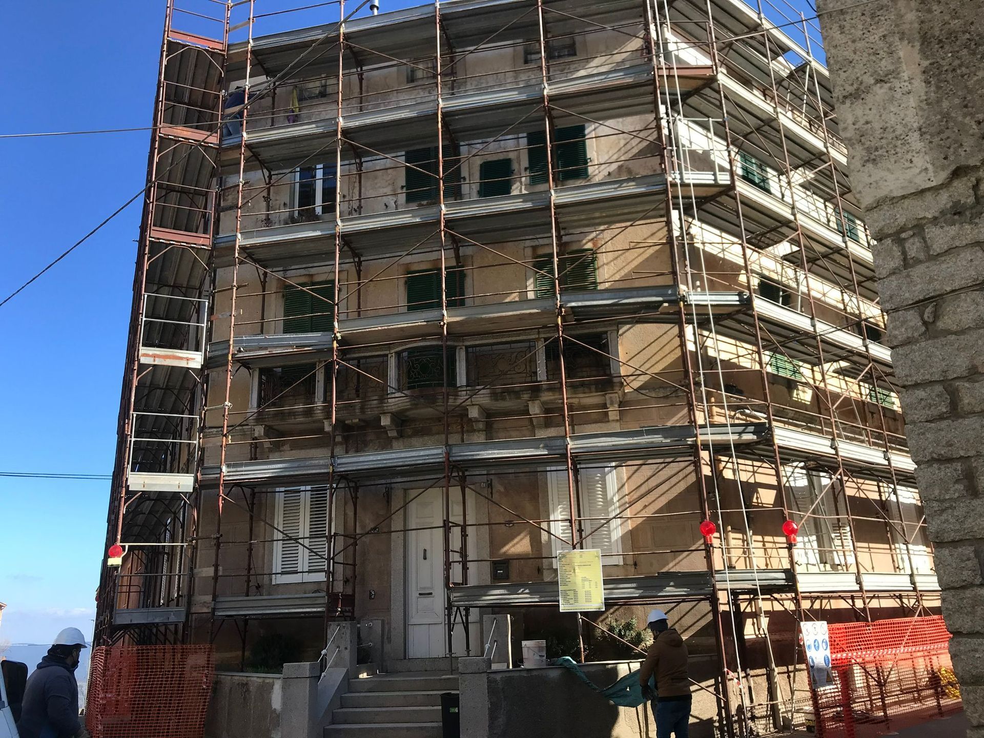 Restauro conservativo e rifacimento parziale di edifici civili ed industriali