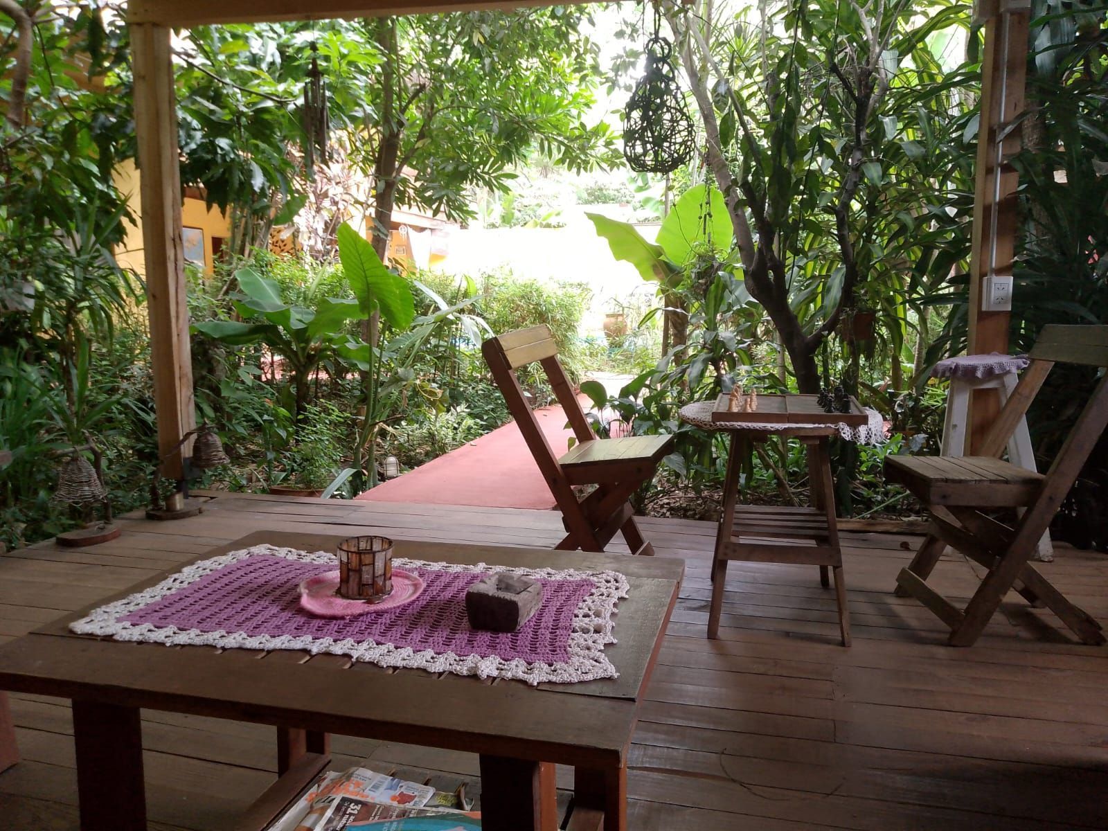 Una mesa de madera con un mantel morado encima.