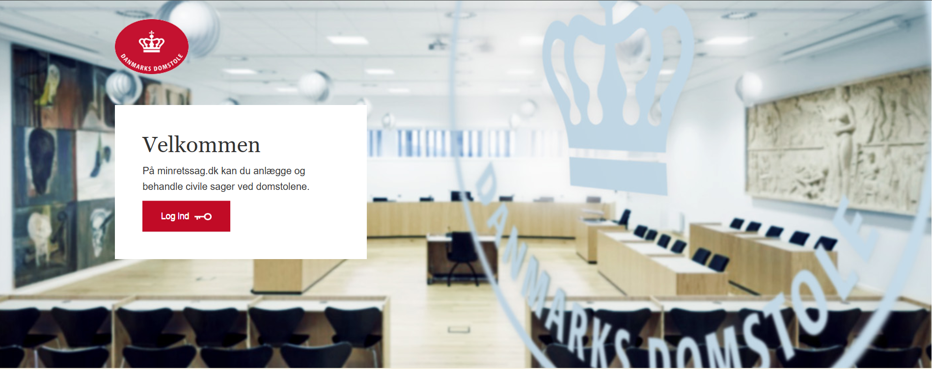 En retssal med siddepladser og et skilt med teksten