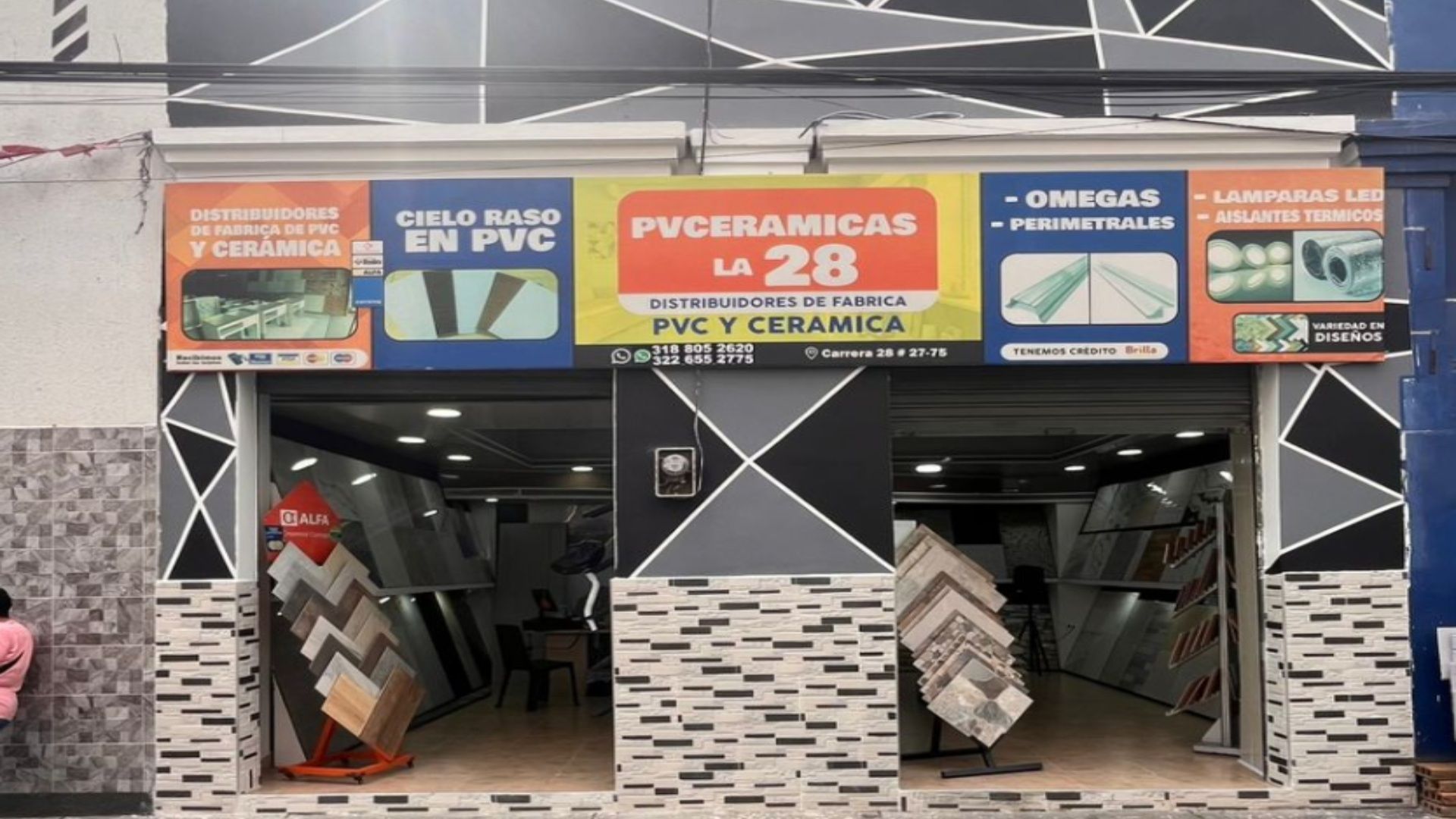 Camioneta Toyota gris con modificaciones, en un paisaje desértico. Texto: Expertos en suspensión delantera.