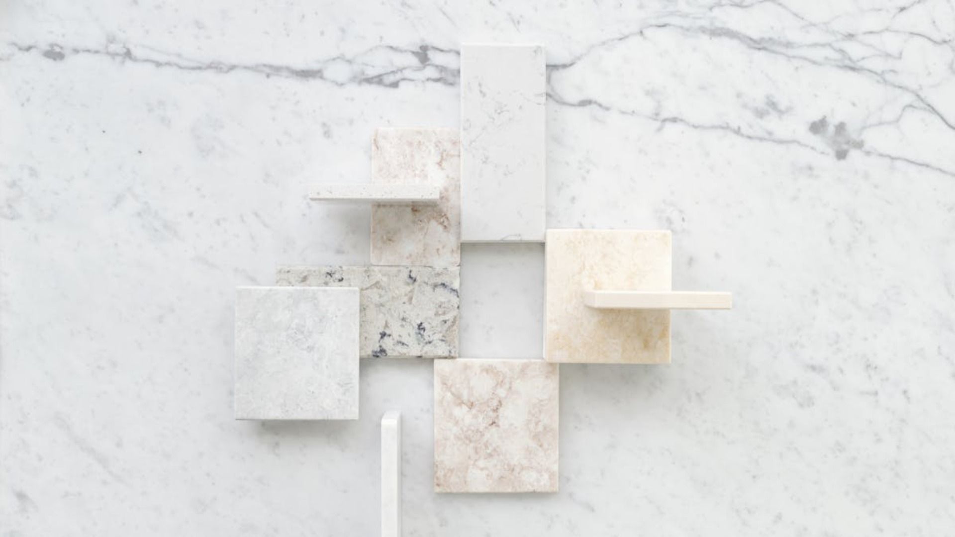 Camioneta Toyota gris con modificaciones, en un paisaje desértico. Texto: Expertos en suspensión delantera.