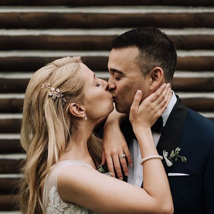 Kimberfire couple kissing.