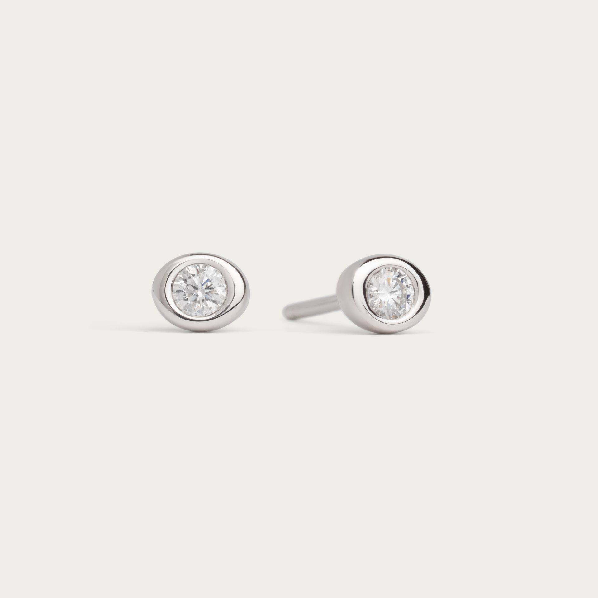 Kimberfire Pebble earrings in white gold.