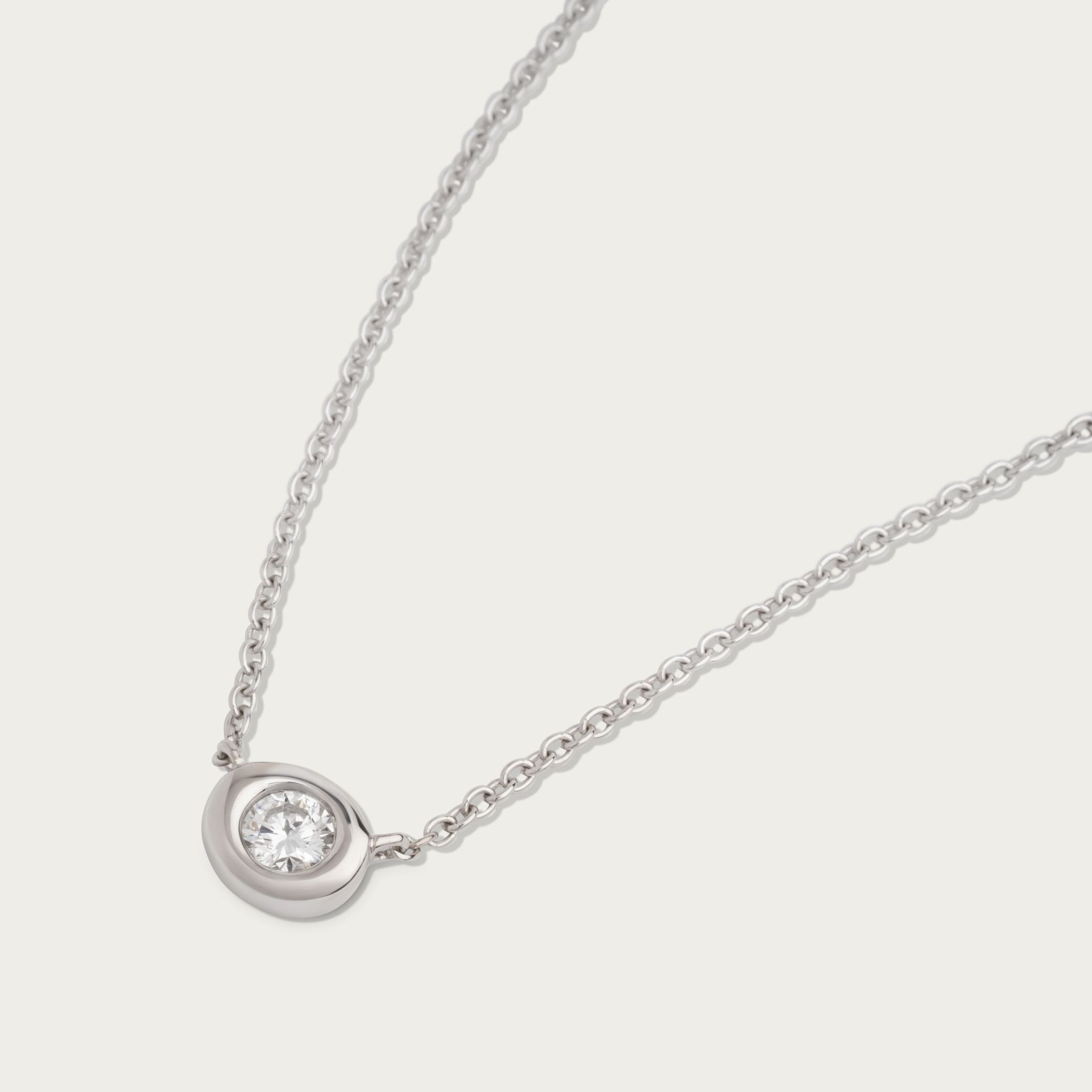 Kimberfire Pebble necklace in white gold.