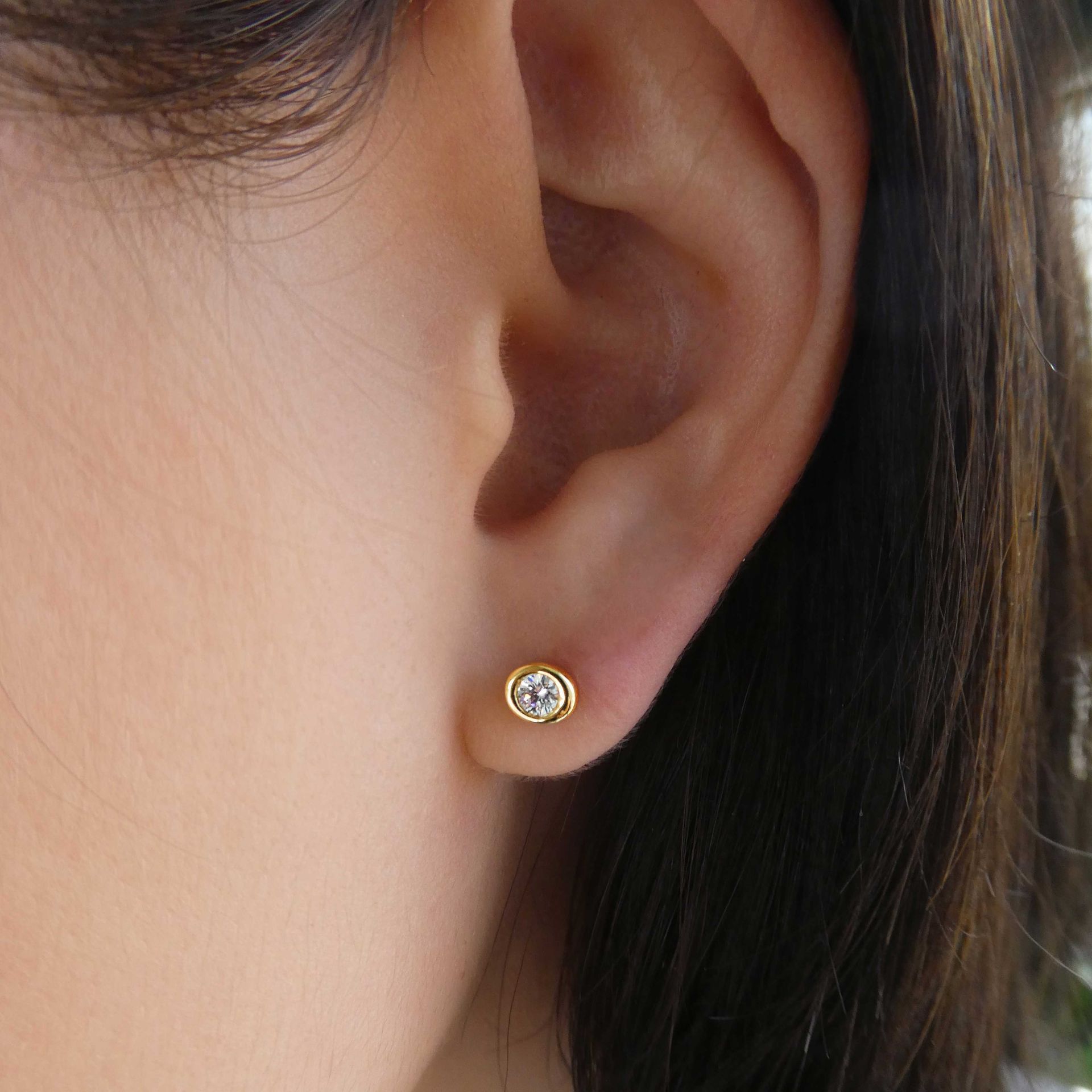 Kimberfire Pebble earrings in white gold.